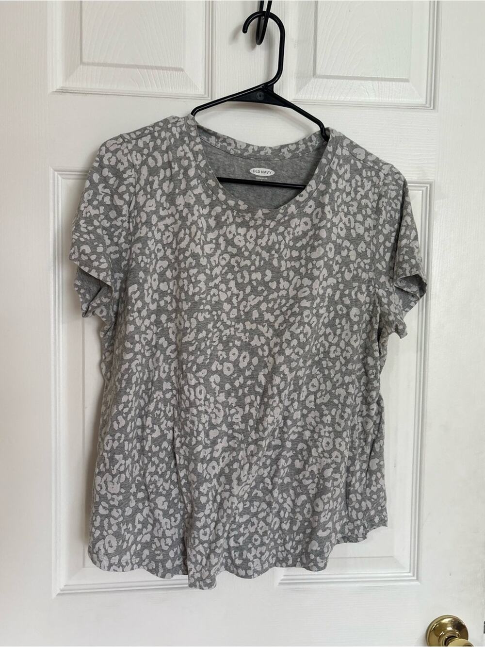 Old Navy Gray Leopard Print Tee Womenโs Large Short Sleeve Soft Casual Top